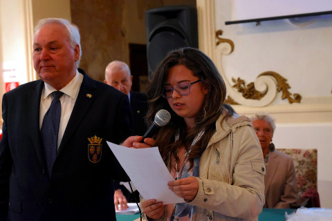 Il sig. Mario Marcuzzi e Greta Micheloni che legge il suo tema (vincitore!) durante la premiazione